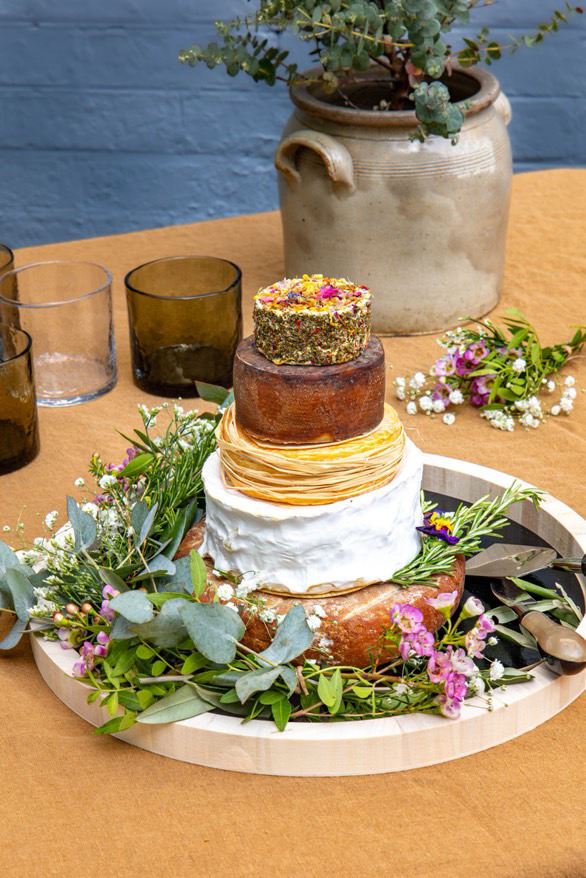 Pièce montée avec fromages variés et décorations florales